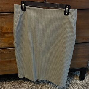 Elegant Gray Ann Taylor size 4 Pinstripe Skirt